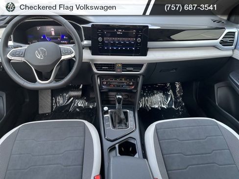 New 2025 Volkswagen Taos SE image 4
