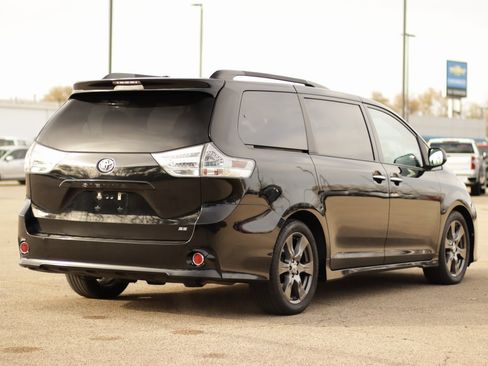 Used 2017 Toyota Sienna SE image 7