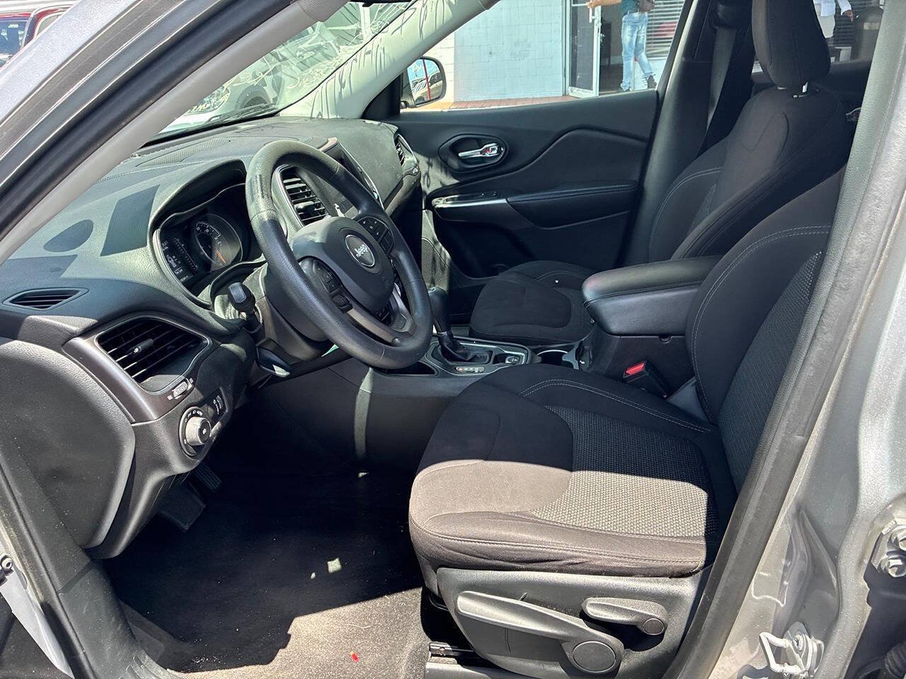 Used 2019 Jeep Cherokee Latitude w/ Popular Appearance Group FWD image 10