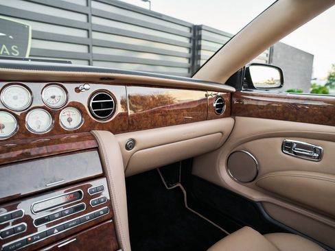 Used 2009 Bentley Azure image 64