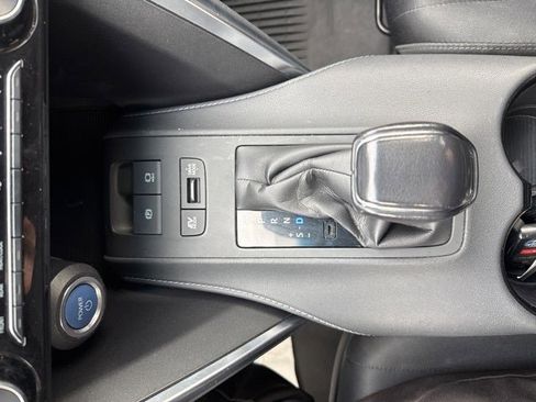 Used 2021 Toyota Venza LE image 32