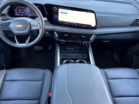 Used 2025 Chevrolet Suburban Premier image 16