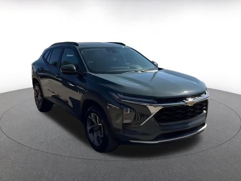 Used 2025 Chevrolet Trax LT image 3