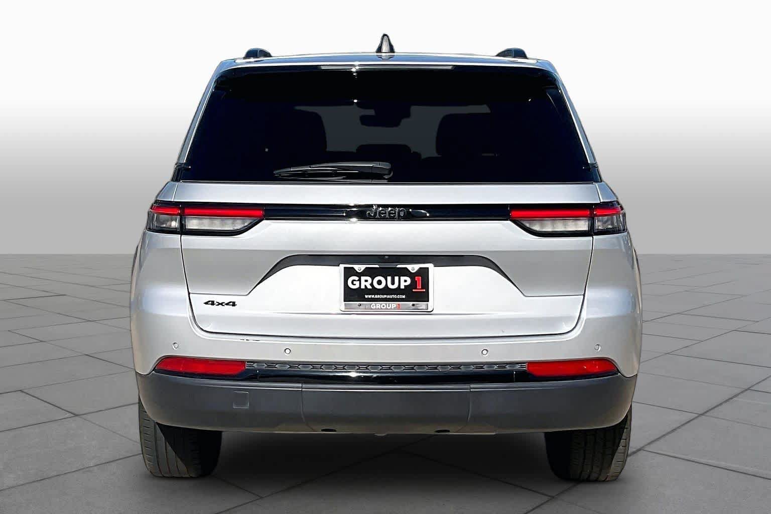Used 2025 Jeep Grand Cherokee Altitude AWD/4WD image 5