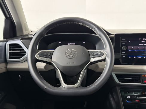 Used 2025 Volkswagen Taos SE w/ Panoramic Sunroof Package FWD image 13