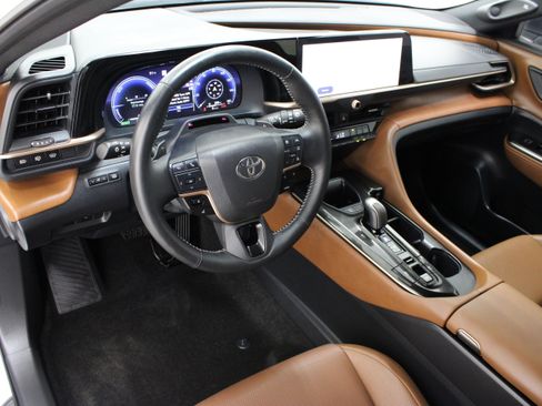 Used 2025 Toyota Crown Signia w/ Advanced Technology Package AWD/4WD image 13