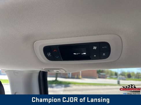 Used 2023 Chrysler Pacifica Limited FWD image 40