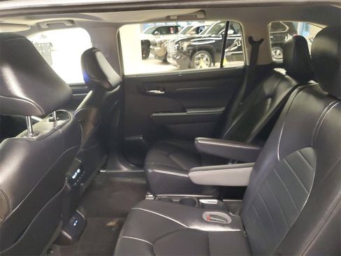 Certified 2023 Toyota Highlander XLE image 11