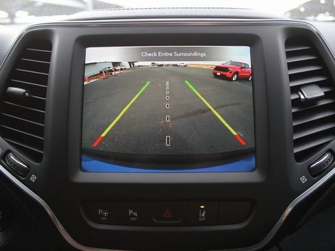 Used 2023 Jeep Cherokee Altitude Lux image 30