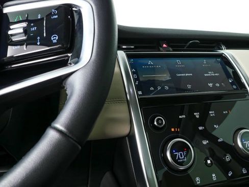 Used 2023 Land Rover Discovery Sport SE image 13