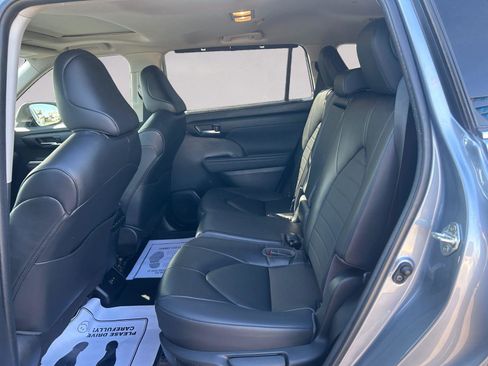 Used 2023 Toyota Highlander XLE image 13
