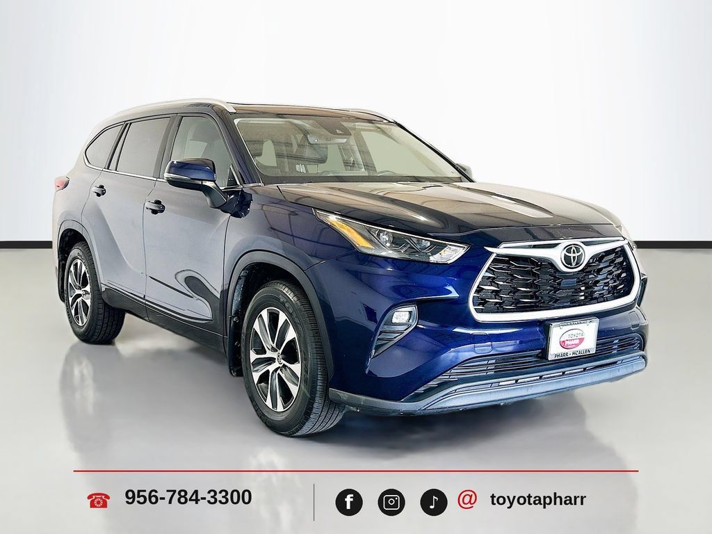 Used 2023 Toyota Highlander XLE FWD image 3
