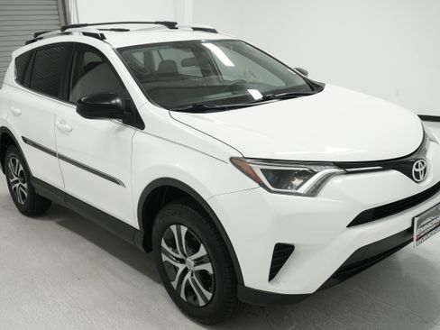 Used 2016 Toyota RAV4 LE FWD image 3