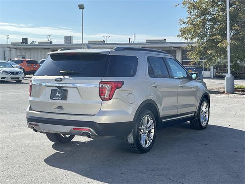 Used 2017 Ford Explorer XLT w/ Equipment Group 202A image 5