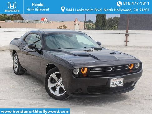 Used 2019 Dodge Challenger SXT RWD image 1