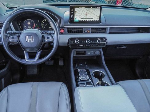 Used 2024 Honda Pilot Touring image 11