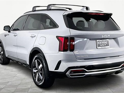 Used 2023 Kia Sorento EX w/ Panoramic Sunroof Package image 4