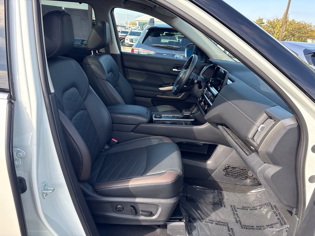 Used 2023 Nissan Pathfinder Platinum w/ Cargo Package AWD/4WD image 10