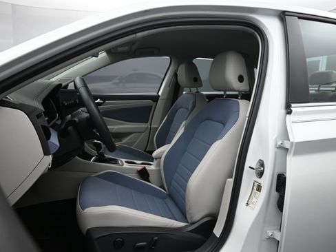 Used 2025 Volkswagen Jetta SE w/ Black Wheel Package image 17