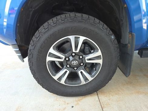 Used 2017 Toyota Tacoma TRD Sport AWD/4WD image 67