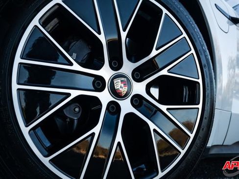 Used 2022 Porsche Taycan image 4