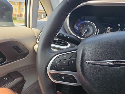 Used 2023 Chrysler Pacifica Touring-L FWD image 31