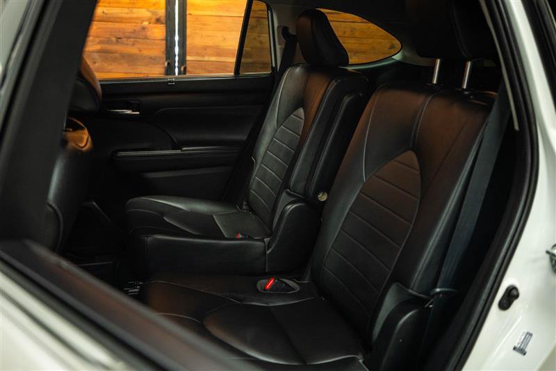 Used 2020 Toyota Highlander XLE FWD image 11