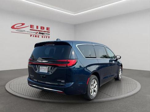 Used 2024 Chrysler Pacifica Limited AWD/4WD image 10