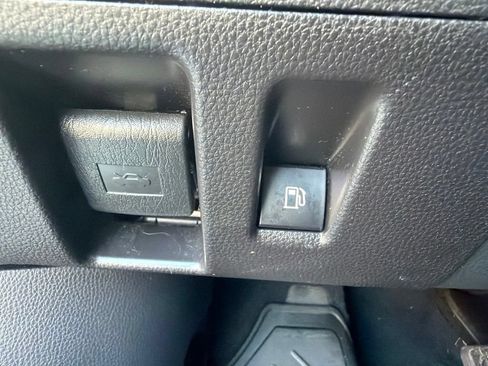 Used 2021 Toyota Highlander XLE AWD/4WD image 39