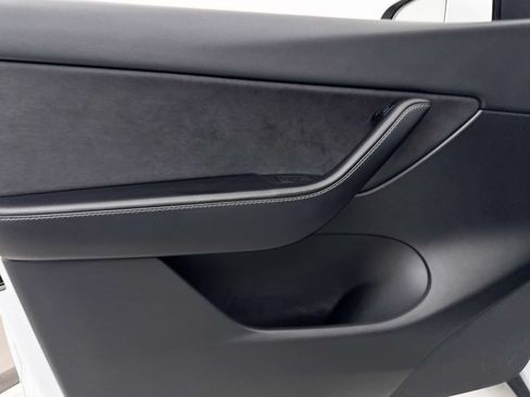 Used 2022 Tesla Model Y Long Range AWD/4WD image 31
