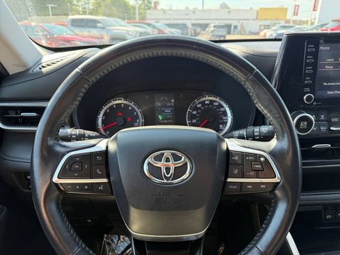 Used 2020 Toyota Highlander LE AWD/4WD image 35