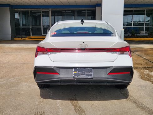 Used 2024 Hyundai Elantra SEL FWD image 6