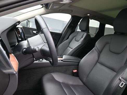 Used 2023 Volvo XC60 B5 Plus image 9