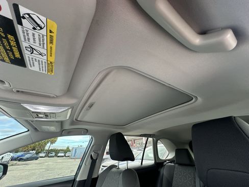 Used 2021 Toyota RAV4 XLE image 16