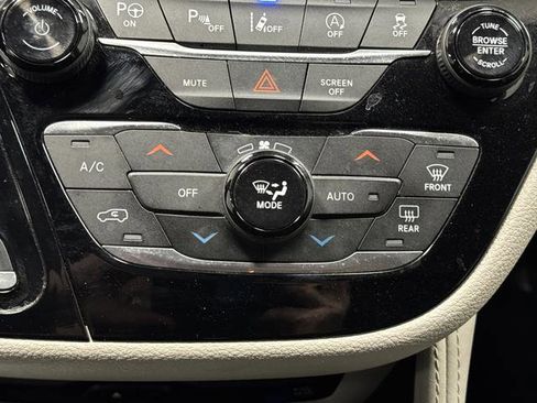 Used 2023 Chrysler Pacifica Limited w/ Uconnect Theater Family Group image 22