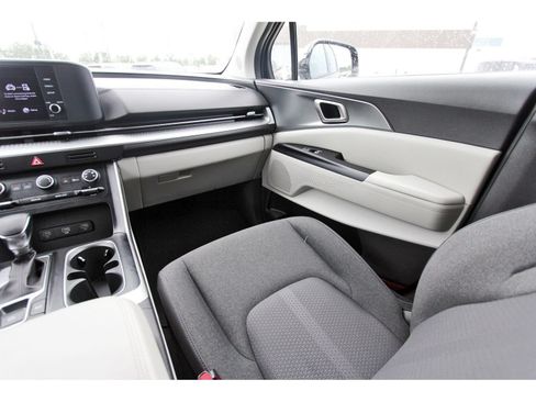 Used 2024 Kia Carnival LX FWD image 12