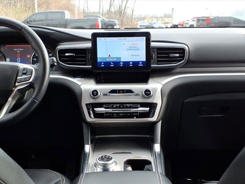 Used 2022 Ford Explorer XLT w/ Equipment Group 202A image 10
