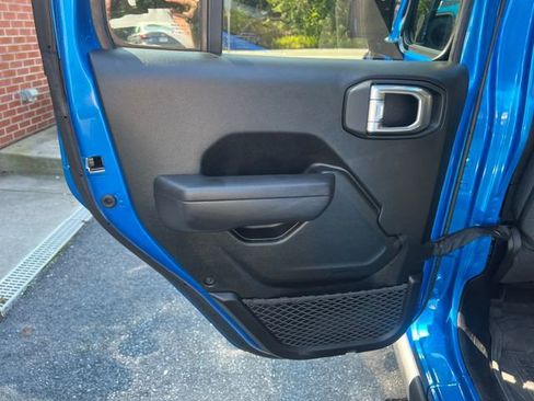 Used 2024 Jeep Wrangler Unlimited image 19