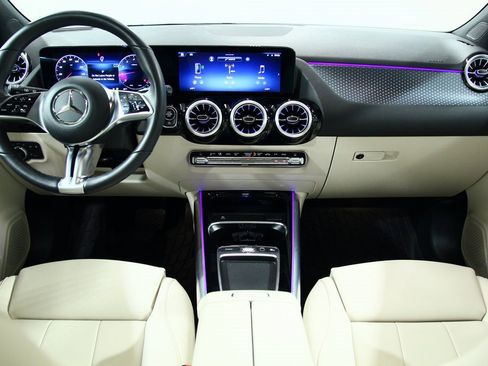 Used 2025 Mercedes-Benz GLA 250 4MATIC image 4