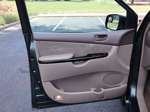 Used 2005 Toyota Sienna LE w/ LE Pkg 4 AWD/4WD image 25