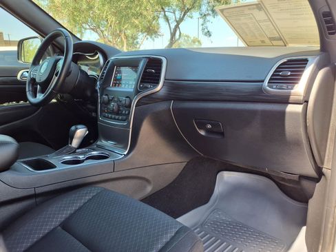 Used 2021 Jeep Grand Cherokee Laredo RWD image 10