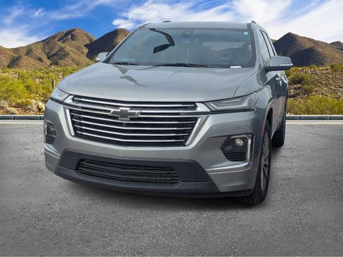 Used 2023 Chevrolet Traverse Premier image 2