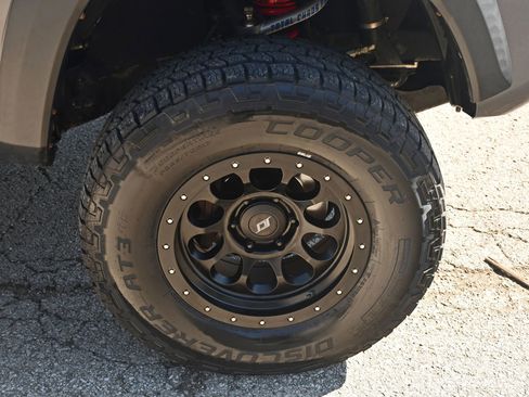 Used 2017 Toyota Tacoma TRD Off-Road AWD/4WD image 20