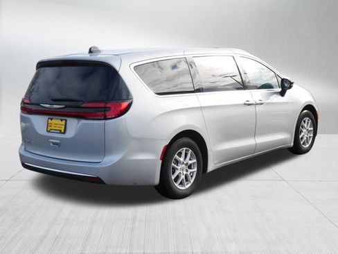 Used 2024 Chrysler Pacifica Touring-L image 7