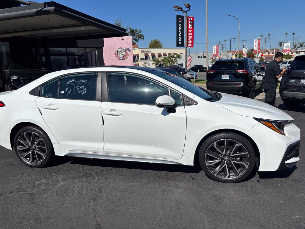 Used 2022 Toyota Corolla SE w/ SE Premium Package FWD image 3