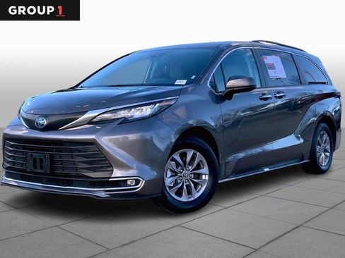 Used 2023 Toyota Sienna XLE image 1