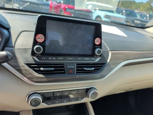 Used 2025 Nissan Altima 2.5 SV image 9