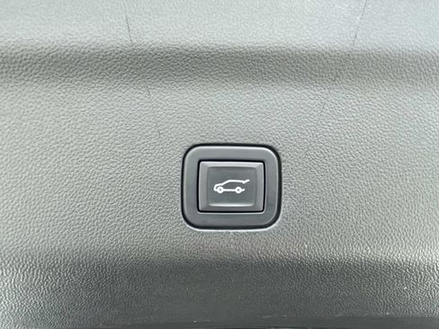 Used 2022 Chevrolet Tahoe Z71 w/ Luxury Package AWD/4WD image 12