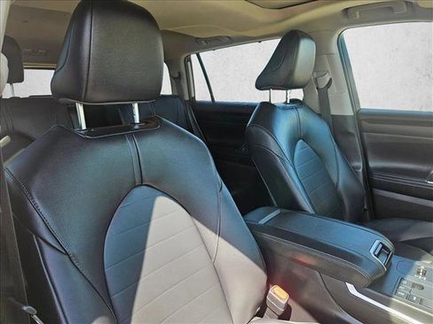 Used 2025 Toyota Highlander XLE FWD image 12