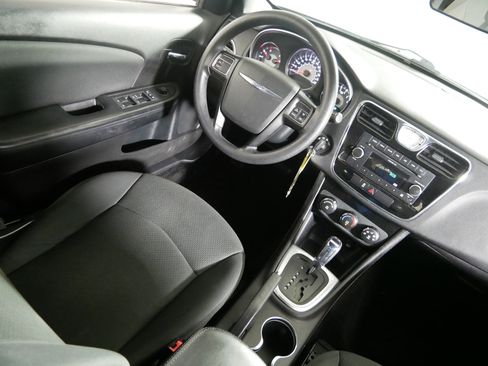 Used 2011 Chrysler 200 LX FWD image 9